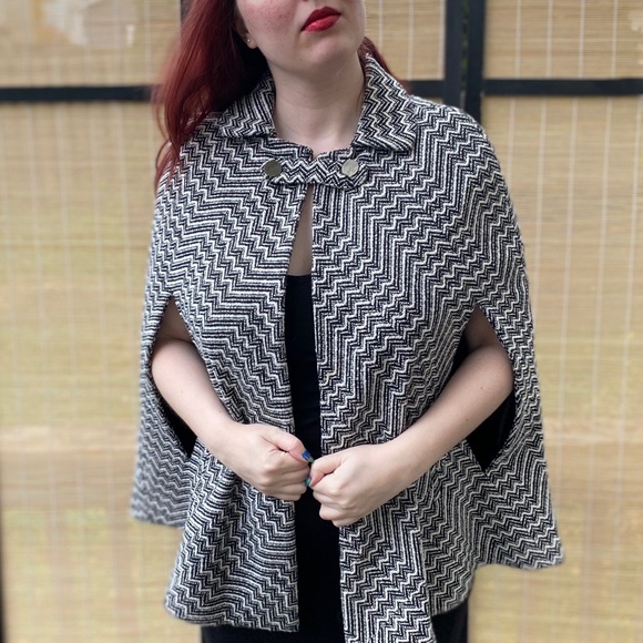 Black and white cape - Picture 2 of 6